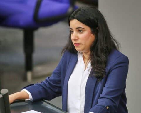 Misbah Khan fordert Evaluierung des "Demokratie leben"-Programms vor Umbauentscheidung im Bundestag.