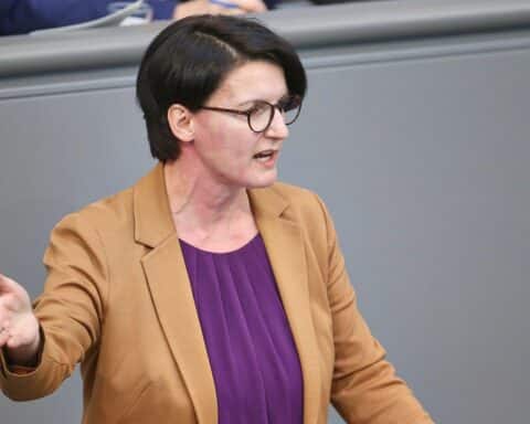 Irene Mihalic fordert CSU zur Aufarbeitung der Maut-Affäre im Kontext von Scheuers Verfahren.