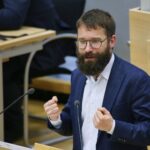 Sebastian Striegel vor einem Hintergrund, der digitale Kommunikation und Demokratie symbolisiert.