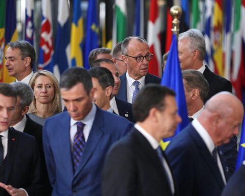 Bild von europäischen Staats- und Regierungschefs beim Telefonat über militärische Kooperation und Sicherheitspolitik.