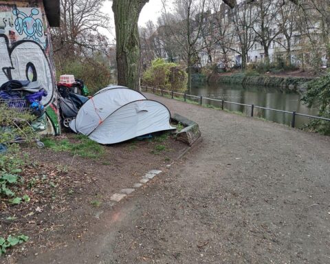 Obdachlose in Berlin, die in Notunterkünften oder auf der Straße campieren, sichtbar.