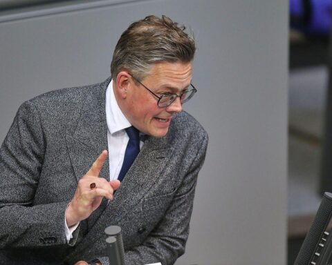 Konstantin von Notz kritisiert Cybersicherheitsgesetz, zeigt Besorgnis über unklare Zuständigkeiten und Verantwortung.