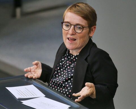 Simone Fischer in einem Bundestagsplenum, diskutiert Pflegereformen und soziale Gerechtigkeit.
