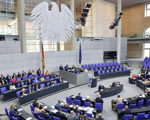 Grüne Politikerin kritisiert Bundestagsbeschluss zum Marschbahnausbau als unzureichend und fordert schnellere Umsetzung.