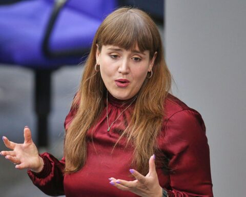 Ricarda Lang spricht in Berlin über Arbeitszeitschutz und Mitbestimmung für Beschäftigte.