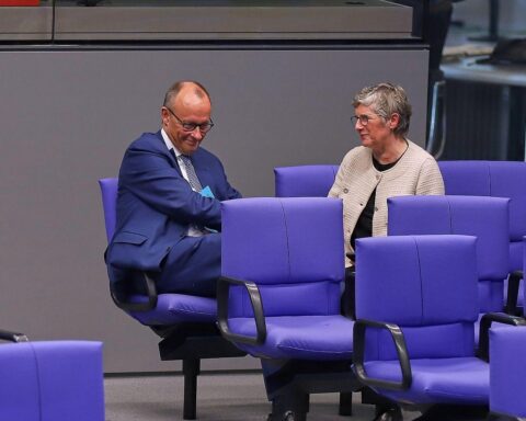 Friedrich Merz und Britta Haßelmann diskutieren über mögliche schwarz-grüne Koalitionen in Berlin.