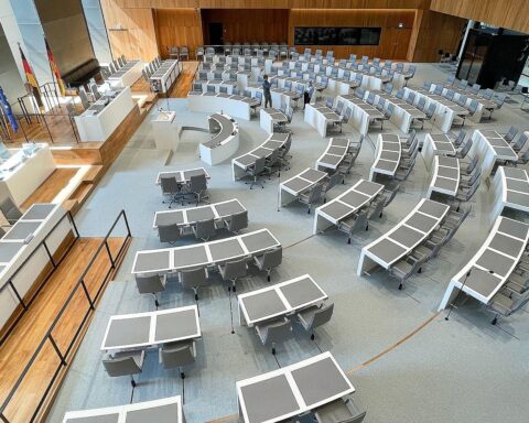 Landtag von Niedersachsen: Politiker diskutieren über Haushalt, Steuereinnahmen und kommunale Finanzlage.