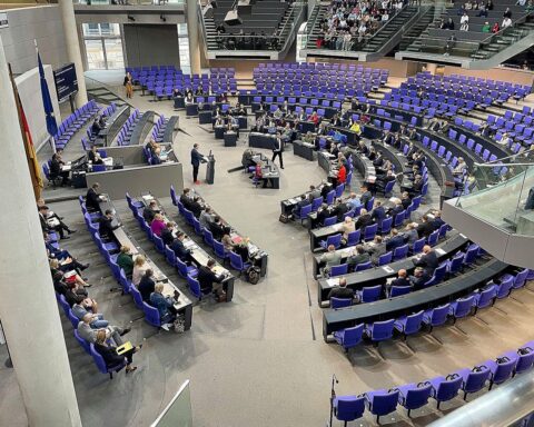 Grüne und CDU lehnen Diätenerhöhung im Bundestag ab, fordern Verzicht. Krise erfordert Solidarität.