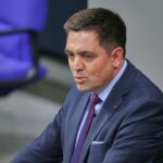 Malte Kaufmann, AfD-Kandidat, umgeben von Bundestagsabgeordneten während politischer Diskussionen und Wahlszenarien.