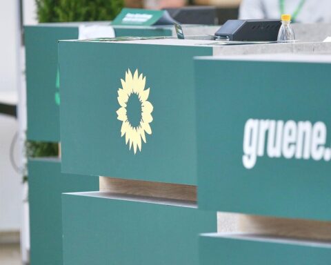 Grünen-Logo mit Protestsymbolik, um die innerparteilichen Spannungen und Streitereien zu verdeutlichen.