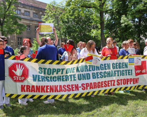 Verdi-Proteste gegen soziale Kälte, Kanzler Merz in der Kritik, Forderungen nach Kompromissen.