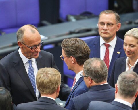 Friedrich Merz und Hendrik Wüst im Gespräch, symbolisieren politische Diskussionen über Kanzlertausch.