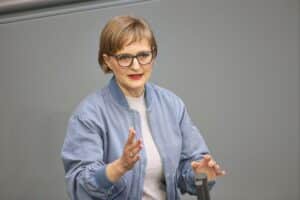Franziska Brantner diskutiert europäische nukleare Zusammenarbeit, Sicherheit und Verteidigungsunion im Bild.