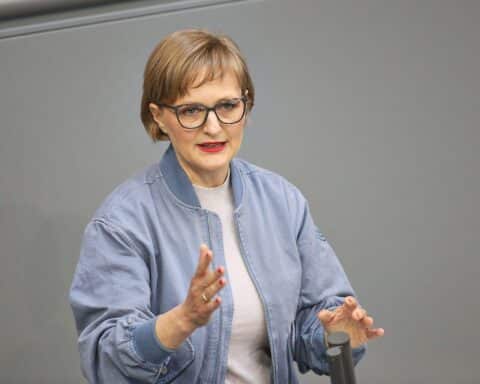 Franziska Brantner diskutiert europäische nukleare Zusammenarbeit, Sicherheit und Verteidigungsunion im Bild.