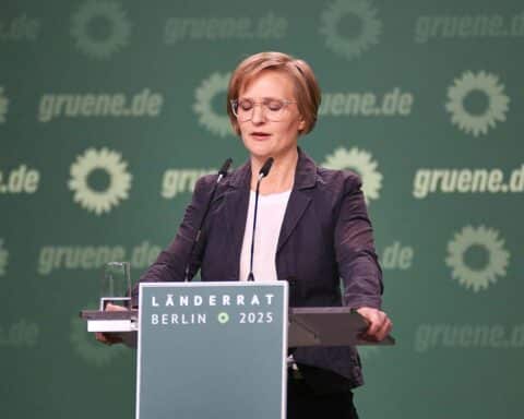 Franziska Brantner kritisiert Regierung, fordert Zusammenarbeit für eine zukunftsorientierte Politik und Reformen.