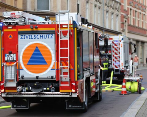 Feuerwehr im Einsatz, Krisenschutz, Zivilschutzkonzept, Bevölkerungsvorsorge, Notfallstrategien, politische Diskussion.