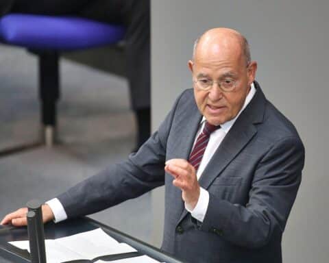 Gregor Gysi spricht über politische Entwicklungen zur Linken und die Union in Berlin.