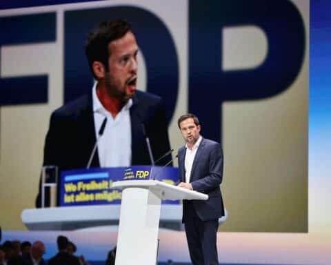 Martin Hagen als neuer FDP-Generalsekretär, umgeben von jubelnden Parteimitgliedern beim Parteitag.
