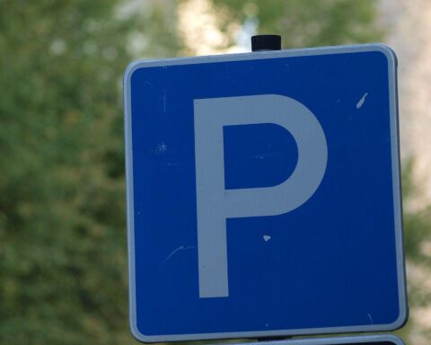 Parkplatzschild mit neuen Parkgebühren in Hamburg, Symbol für erhöhte Parkkosten und digitale Umstellung.