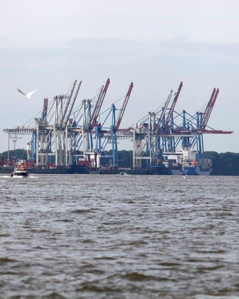 Hamburger Hafen: Containerumschlag, Schiffe, starke Effekte durch Wetter und internationaler Handel.