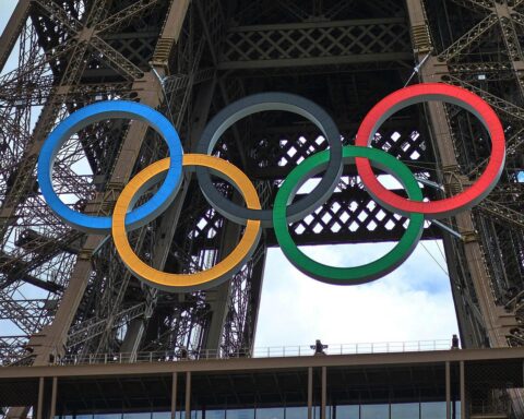 Eiffelturm mit Olympischen Ringen symbolisiert die Verbindung von Sport und internationalem Flair.