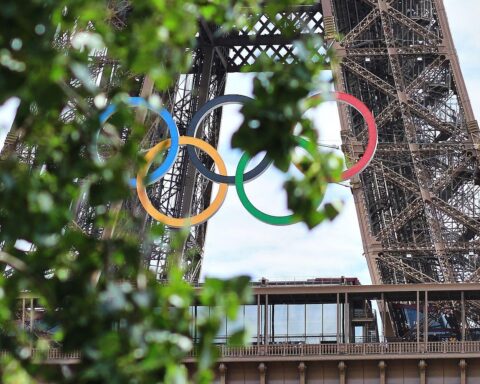 Eiffelturm mit Olympischen Ringen, beeindruckendes Symbol für eine abgelehnte Olympiabewerbung in Hamburg.