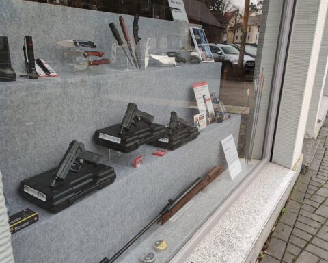 Waffenladen mit Schusswaffen und Zubehör, symbolisiert wachsende Unsicherheit in ländlichen Regionen.