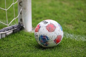 Fußballspieler verlassen FC Hansa Rostock; Emotionen, Abschied, Teamdynamik sichtbar.