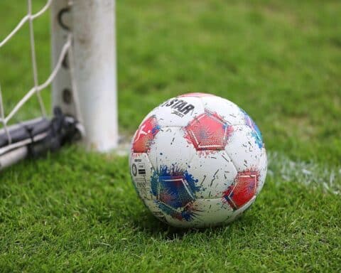 Fußballspieler verlassen FC Hansa Rostock; Emotionen, Abschied, Teamdynamik sichtbar.