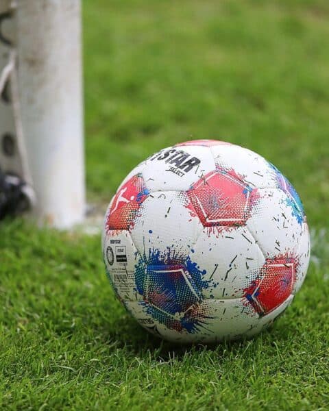 Fußballspieler verlassen FC Hansa Rostock; Emotionen, Abschied, Teamdynamik sichtbar.