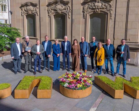 Gruppenfoto von Heilbronner Bürgermeistern und Stadträten, die nachhaltige Stadtentwicklung planen und unterstützen.