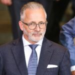 Carsten Knobel diskutiert mögliche Preiserhöhungen für Verbraucher aufgrund steigender Materialkosten.