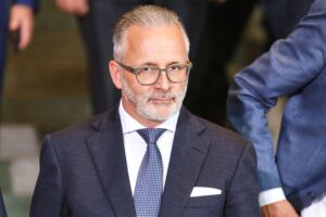 Carsten Knobel diskutiert mögliche Preiserhöhungen für Verbraucher aufgrund steigender Materialkosten.