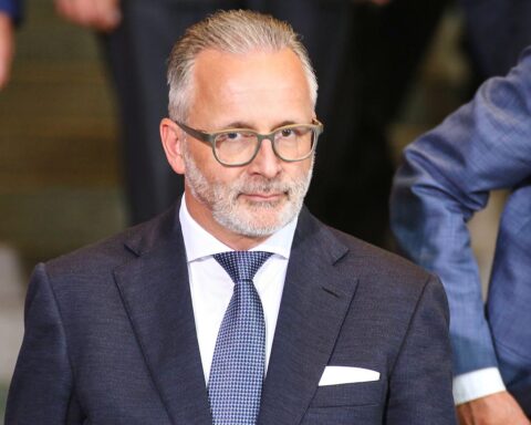 Carsten Knobel diskutiert mögliche Preiserhöhungen für Verbraucher aufgrund steigender Materialkosten.