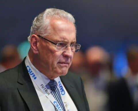 Joachim Herrmann spricht vor einer Versammlung, betont Zivilcourage gegen Rassismus und Hetze.