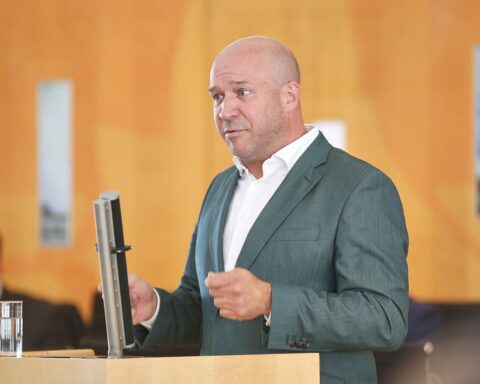 Minister Jung präsentiert neue Förderstrategie für regionale Lebensmittel in festlicher Atmosphäre.