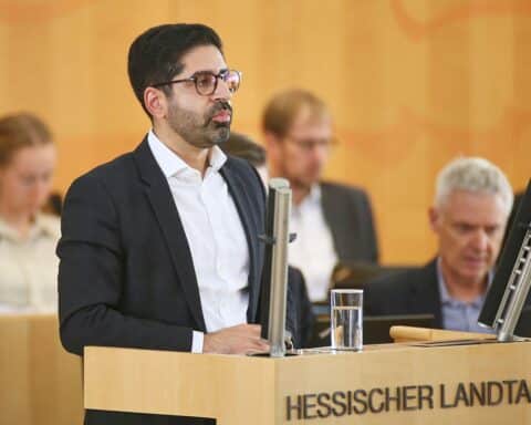 Ein Bild von Kaweh Mansoori bei einer Pressekonferenz zu Infrastrukturreformen in Hessen.