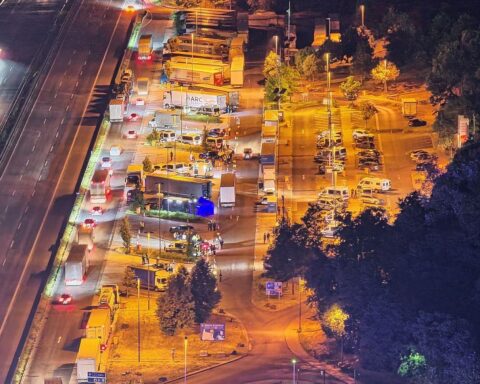 Kontrollstelle mit Einsatzkräften, Fahrzeugen und verdächtigen Personen zur Bekämpfung der Sozialkriminalität.