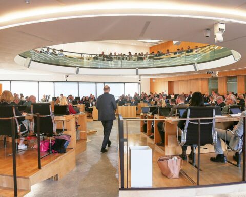 Hessischer Landtag, symbolisiert bürokratische Reformen für Stiftungen und Verwaltungsvereinfachung.