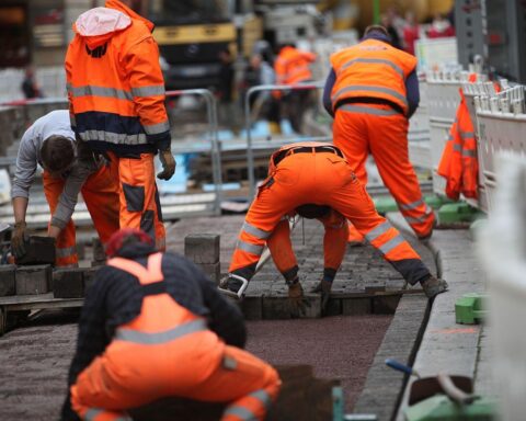 Bauarbeiter bei der Arbeit, Baustelle, Umsatzrückgang, positive Auftragseingänge, Thüringer Bauwirtschaft.