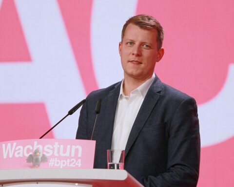 Henning Höne und Wolfgang Kubicki im politischen Austausch über die FDP-Zukunft und Zusammenarbeit.