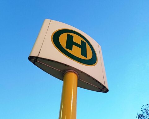 ÖPNV-Haltestelle mit wartenden Passagieren, symbolisiert steigende Dieselpreise und drohende Angebotskürzungen.
