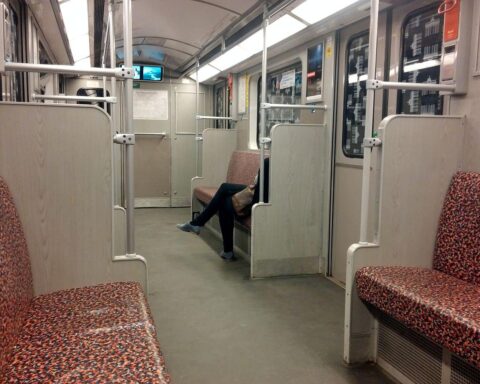 Frau allein in U-Bahn, Hintergrund für Aggressionsvorfall zwischen Fahrgästen in Berlin.