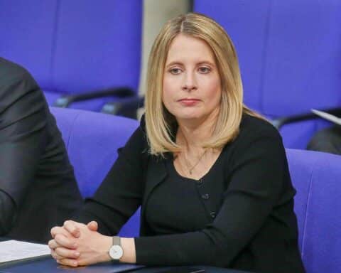 Verena Hubertz diskutiert Wohngeldreform zur Einsparung von einer Milliarde Euro im Bundesetat.