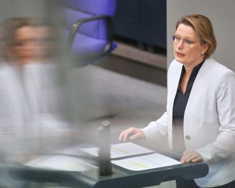 Stefanie Hubig kritisiert Söder; Koalitionsgespräche und Entlastungsprämie im Fokus.