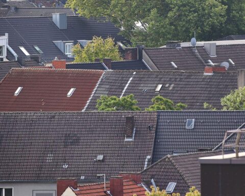 Dächer in Berlin symbolisieren Wohnraum, während Mietpreisbremse und Mietwucher diskutiert werden.