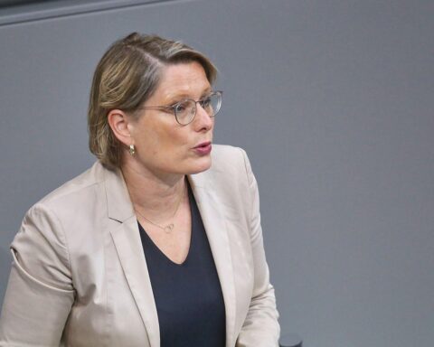 Stefanie Hubig präsentiert Gesetzentwurf zur schnelleren Scheidung für Opfer häuslicher Gewalt.