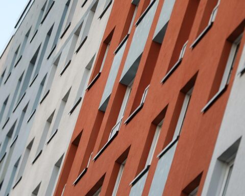 Wohnungen in einem Plattenbau, symbolisierend die Wohnarmut von Rentnern in Deutschland.