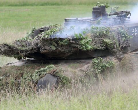 Panzer "Leopard 2" vor industrialisiertem Hintergrund, symbolisiert deutsch-französische Kooperation im Verteidigungsbereich.