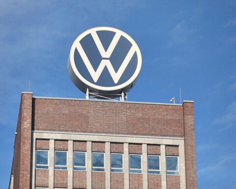 VW-Werk mit engagierten Arbeitnehmern, die Tarifkompromiss und Zukunftssicherung demonstrieren. Einheit für Arbeitsplätze.